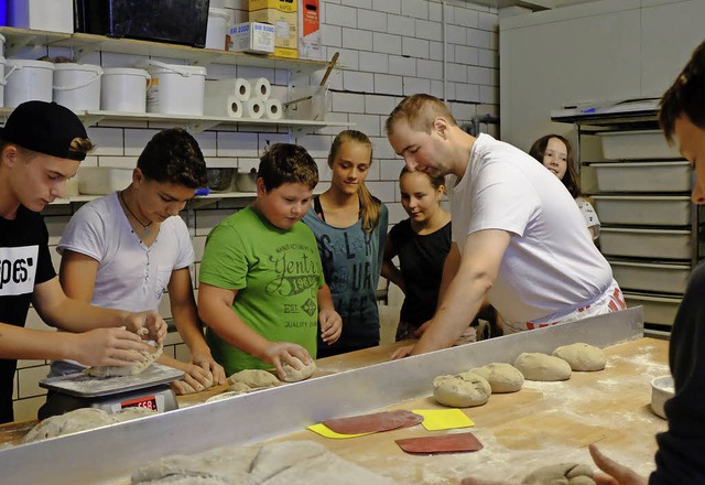 Konfirmanden backen Brot in der Bckerei von Martin Burger.  | Foto: zvg
