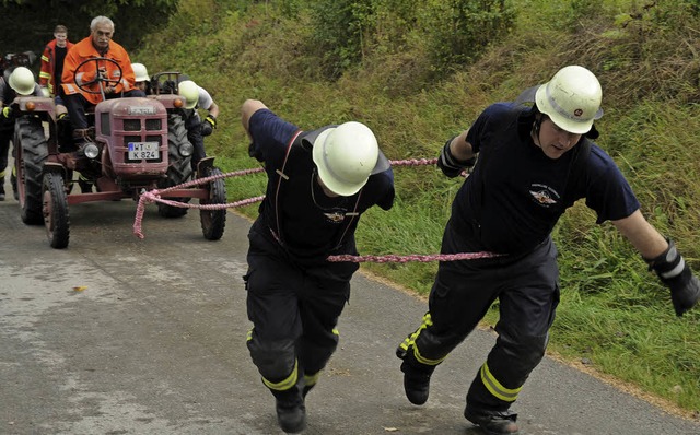 Mit vollem Einsatz strmte die Mannsch...im zur Bestleistung im Traktor-Ziehen.  | Foto: Dietmar Noeske