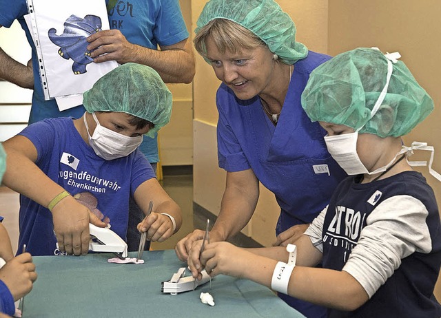 Haut von Gummimusen wird zusammengetackert.   | Foto: Volker Mnch