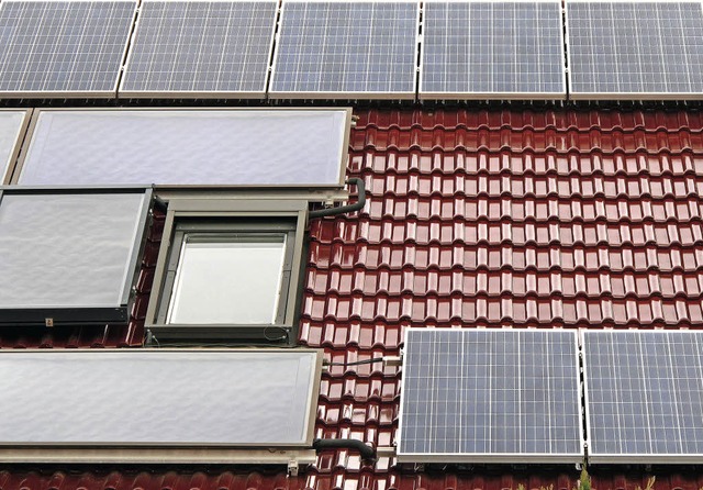 Photovoltaik (rechts) und Solarthermie...inen Beitrag zum Klimaschutz leisten.   | Foto: Andrea Warnecke (DPA)