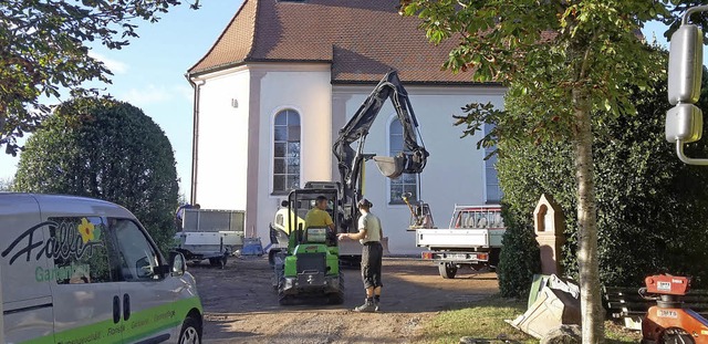 Der Vorplatz  der Ohmenkapelle wird gepflastert.   | Foto: Heinrich Fehrenbach