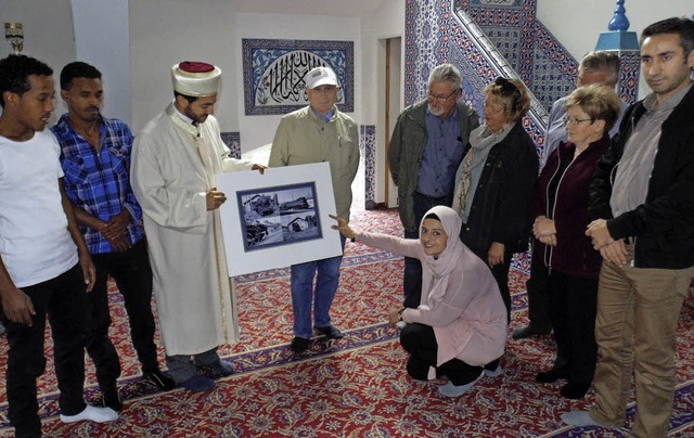 Imam Adnan stn und bersetzerin Ense...unter anderem ber die Baugeschichte.   | Foto: Michael Gottstein