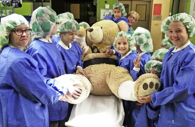 Die Kinder versorgen den Teddybr, als wre er ein echter Patient.   | Foto: ZVG