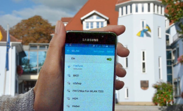 Auf dem Bad Krozinger Rathausplatz kan...etz &#8222;Freifunk&#8220; einwhlen.   | Foto: Barbara Schmidt