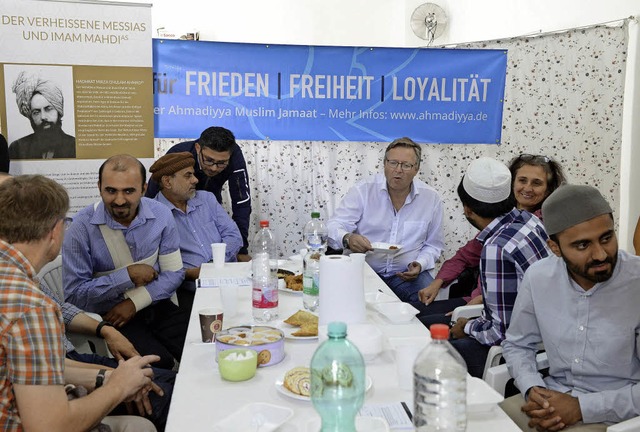 Mitglieder der Ahmadiyya-Gemeinde und Besucher im Gesprch    | Foto: Rita Eggstein