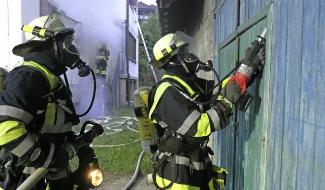Feuerwehrleute aus Inzlingen und Deger... bei der gemeinsamen Feuerwehrbung.    | Foto: Martina David-Wenk