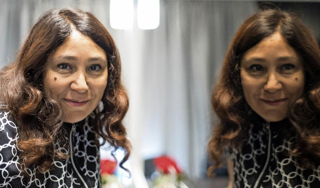 Kritische Reflexion: Haifaa Al Mansour vor dem Spiegel   | Foto: seeger(dpa)