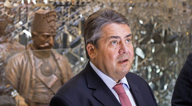 Sigmar Gabriel im Golestan-Palast in Teheran   | Foto: dpa