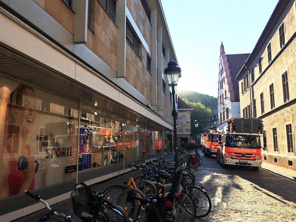 Die Feuerwehr war am Mittwochmorgen be... Das Geschäft war noch nicht geöffnet.  | Foto: Carolin Buchheim