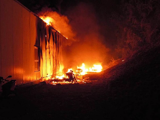 Das Feuer hatte schon auf Dach und Fas...eines Werkstattgebudes bergegriffen. 