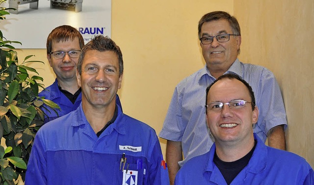 Erich Braun (hinten rechts) gratuliert... Alfred Schmidt und  Rainer Schweizer.  | Foto: Braunform