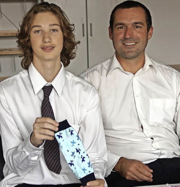 Elias Heller (links) mit seiner  Armstulpe Hatschi, und Lehrer Sven Erschig.   | Foto: Susanne Ehmann