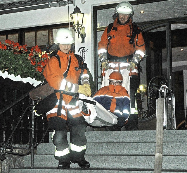 Bei der Herbstabschlussprobe mussten d...fte Personen aus einem Hotel retten.   | Foto: Christiane Sahli