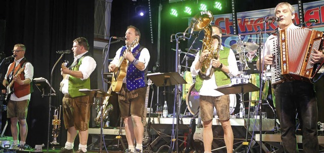 Das Schwarzwald Quintett spielte Znftiges beim Oktoberfest in Kollnau.   | Foto: Luisa Rombach