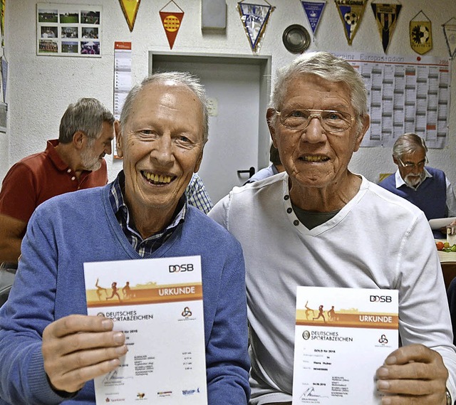 Klaus Lemser und Hans Huber mit ihren Urkunden.    | Foto: Horatio Gollin