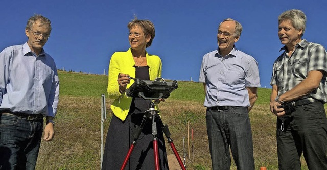 Landrtin Marion Dammann mit  Klaus Sc...zten Geobasispunktes bei Zell-Gresgen   | Foto: ZVG