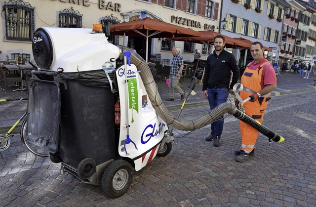 Der Baubetriebshof der Stadt Waldshut-...e zeigen, wie das Gert funktioniert.   | Foto: Uthe Martin