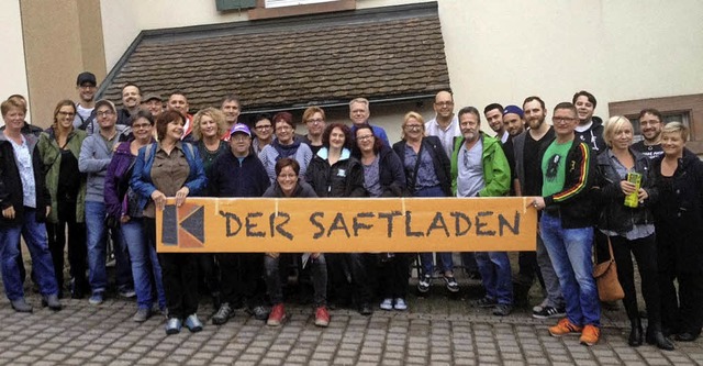 Die ehemals aktiven Gruppenleiter der Kolpingjugend feiern ihren Saftladen.   | Foto: Lorina Brugger