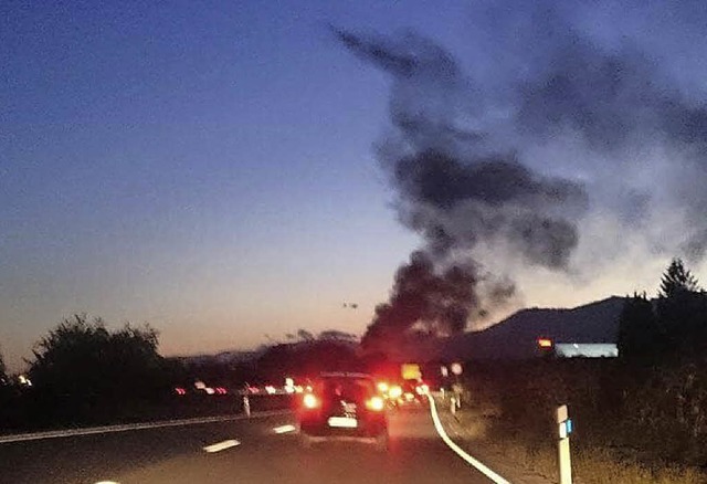 Rauchwolke am frhen  Morgen: Die Feue...s Ausbrennen des Pkw nicht verhindern.  | Foto: Christian dankelmann