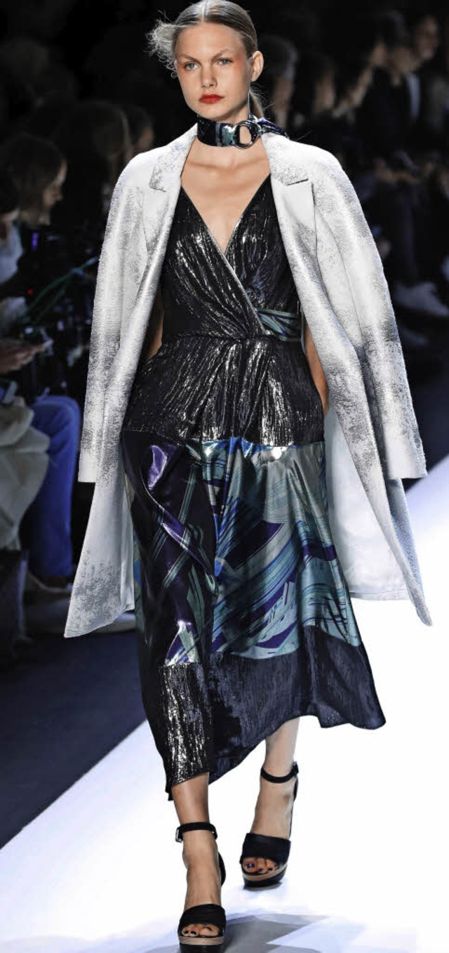 Erste Kollektion von Designerin  Christine Phung: Kleid von Lonard  | Foto: AFP