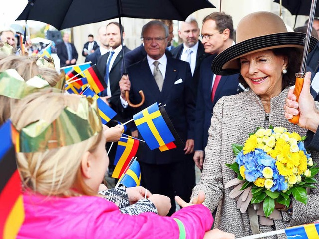 Knigin Silvia und Knig Carl Gustaf (Hintergrund) in Berlin  | Foto: dpa