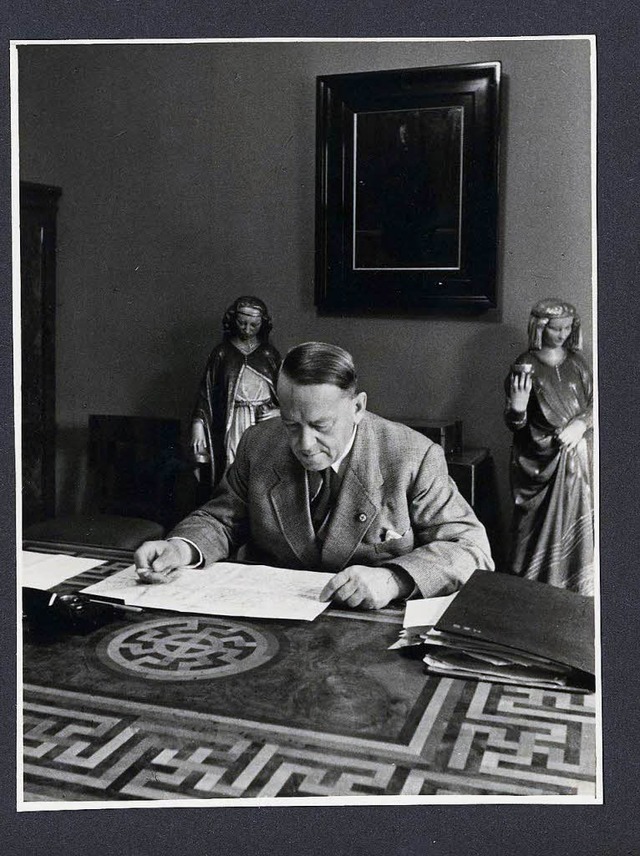 Hermann Burte sitzt am hakenkreuzverzi...Das Bild ist um 1940 herum entstanden.  | Foto: Hermann-Burte-Archiv Maulburg