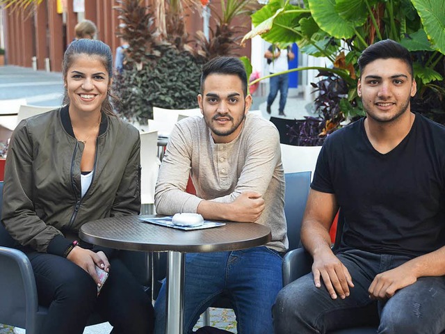 Engagiertes Trio (von links): Aylin Yasar, Mert Eltemur und Adil Mohammad  | Foto: Mark Alexander