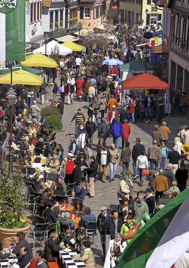 Hauptstrae und Marktplatz bilden das ... verkaufsoffenen Sonntags in Haslach.   | Foto: HGH