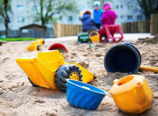 Die Verwaltung will an den gngigen Kinderbetreuungsgebhren festhalten.  | Foto: dpa