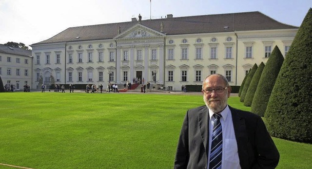 Wolfgang Himmelsbach vor dem  Schloss ... 4000 Ehrenamtliche eingeladen hatte.   | Foto: Privat