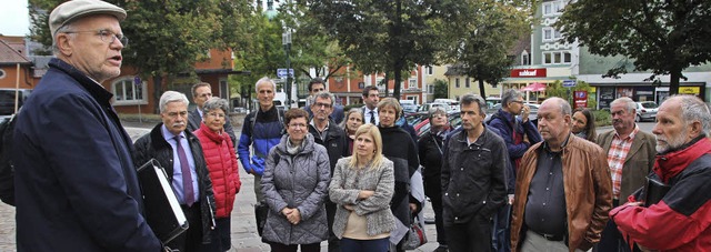 Der Gemeinderat besichtigte die neural...auf den starken Verkehr und Lrm hin.   | Foto: Gnter Vollmer