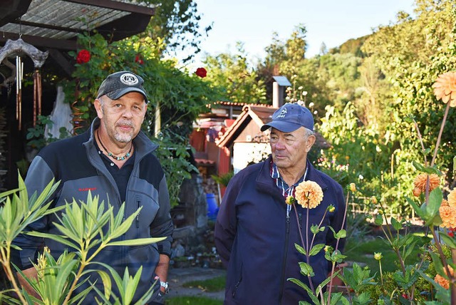 Markus Sproll und Josef Ottel in ihrer Kleingartenanlage  | Foto: Heinz u. Monika Vollmar