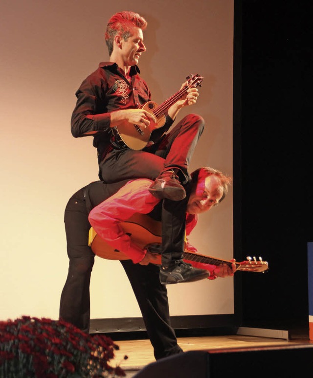 Geldgeschfte und Musikclownerie passe...Complett auf der Bhne der Stadthalle.  | Foto: Erika Sieberts