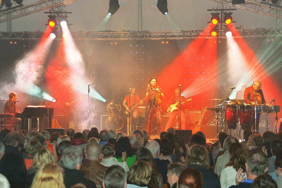 Rund 400 Fans erlebten einen beeindruckenden Abend bei „Pop & Poesie“ im Festzelt bei der Rothaus-Brauerei in Grafenhausen. (Foto: Stefan Limberger-Andris) Rund 400 Fans erlebten einen beeindruckenden Abend bei „Pop & Poesie“ im Festzelt bei der Rothaus-Brauerei in Grafenhausen. (Foto: Stefan Limberger-Andris)