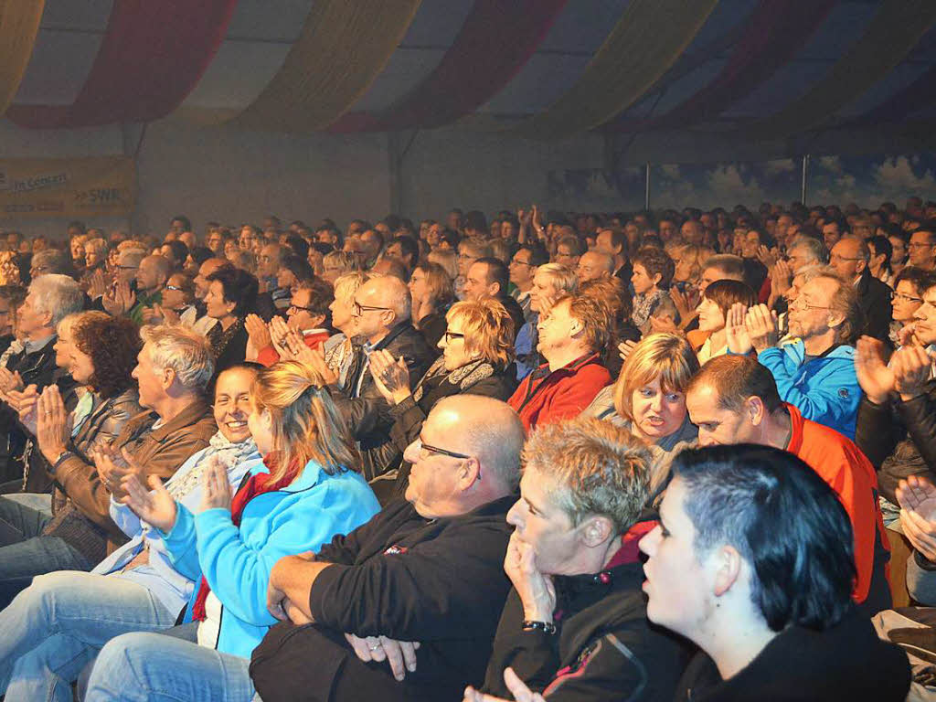 Rund 400 Fans erlebten einen beeindruckenden Abend bei „Pop & Poesie“ im Festzelt bei der Rothaus-Brauerei in Grafenhausen.