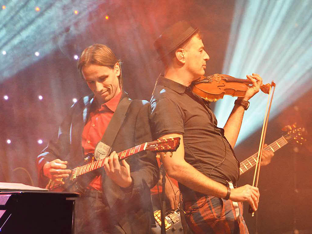 Patrick Schwefel an der Gitarre und Alexander Kraus an der Geige elektrisieren die Fans mit musikalisch ausgefeiltem Knnen.