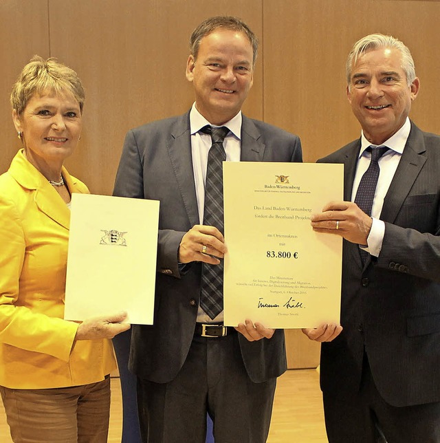 Zuschuss in Stuttgart bergeben (von l..., Landrat Scherer und Minister Strobl   | Foto: Innenministerium