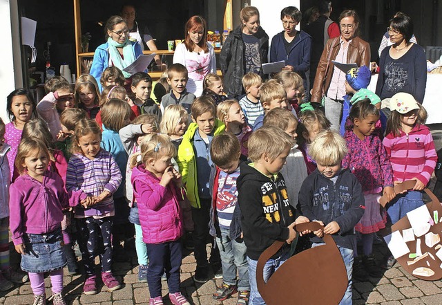 Mdchen und Jungen des Kindergartens S...eder und ein Fingerspiel vorbereitet.   | Foto: Dieter Maurer