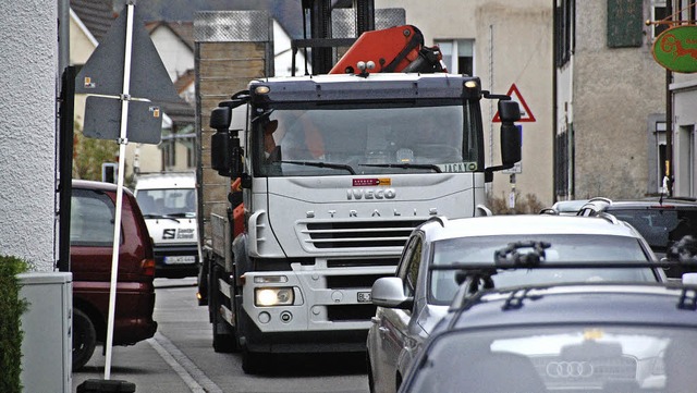 Lastwagen sollen Altweil  umfahren, no...aber an den entsprechenden Schildern.   | Foto: LAUBER