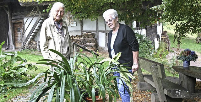 Ruth Noack und Gerda Owald (rechts) h...hbrse beim Schneiderhof organisiert.   | Foto: Ralph Lacher