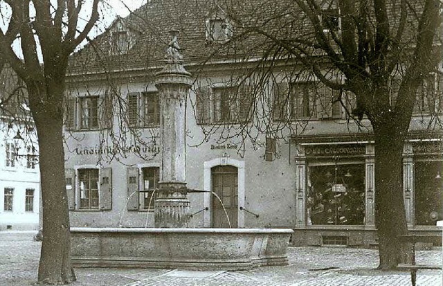 Der Brunnen am Marktplatz mit dem Haus Sonne in den  1920er Jahren   | Foto: Sammlung Dreilndermuseum