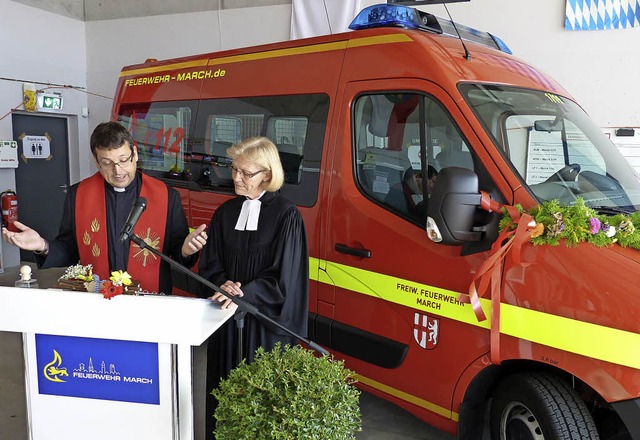 Pfarrer Karlheinz Klger und Prdikant...n  das neue Fahrzeug der Marcher Wehr.  | Foto: Claudia Bachmann-Goronzy