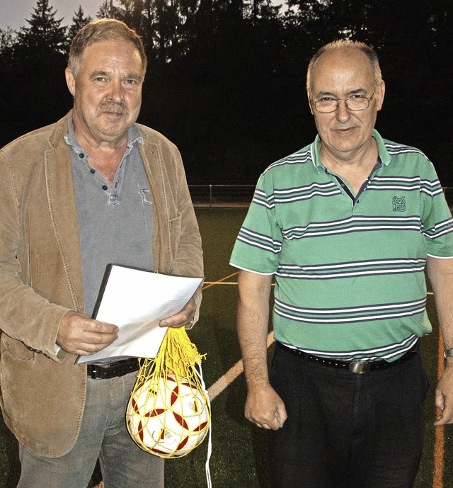 Bezirksvorsitzender Uwe Stterlin (rec...reuen sich ber den neuen Kunstrasen.   | Foto: Hanspeter Joos