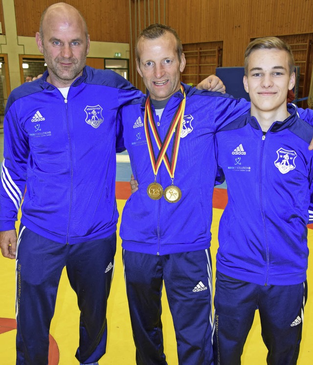 Ringermeister Marco Treffeisen (Mitte)...gert (links) und Sohn Leon Treffeisen   | Foto: Herbert Geisler