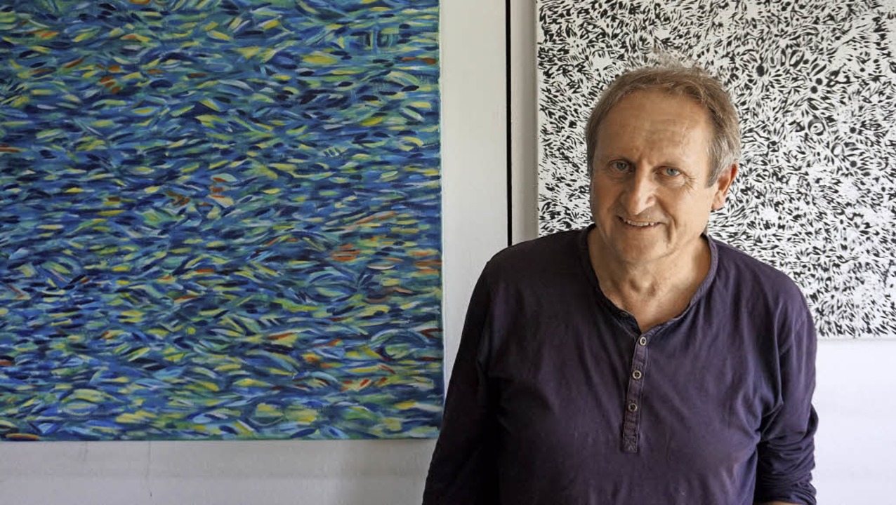 Dieter Benz vor seinen &#8222;Bildzeichen&#8220; genannten Werken   | Foto: Julius Steckmeister