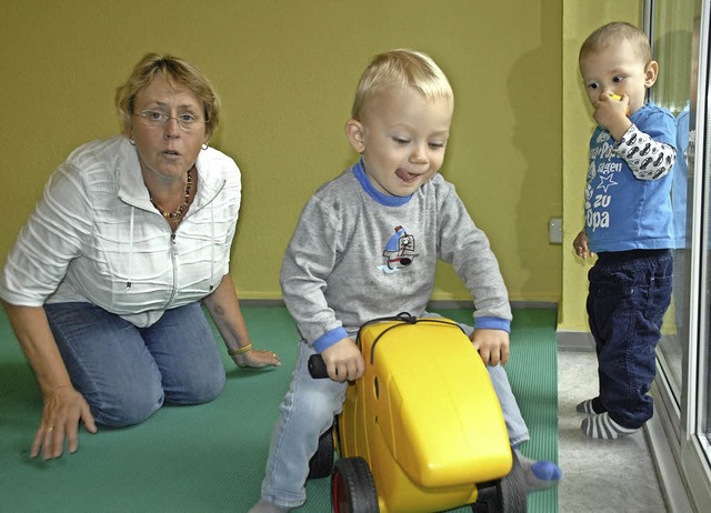 Mechthild Kuflin-Lamott spielt mit Kindern auf Augenhhe.   | Foto: L. Stabla