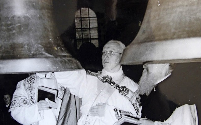 Glockenweihe durch den damaligen Jesui...zial Pater Otto Faller im Herbst 1951.  | Foto:  Archiv Thomas Mutter