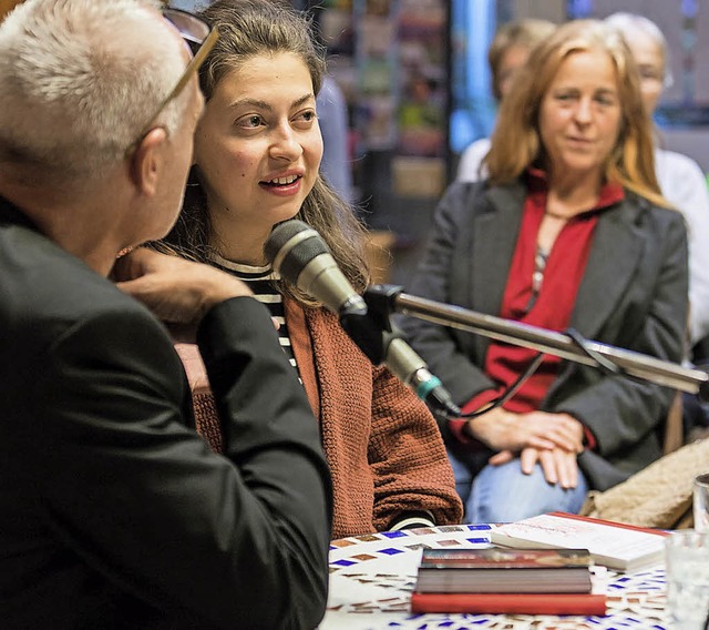 Luna Al-Mousli im Gesprch mit Jos A. F. Oliver ber ihr Leben und ihr Buch   | Foto: Faruk nver