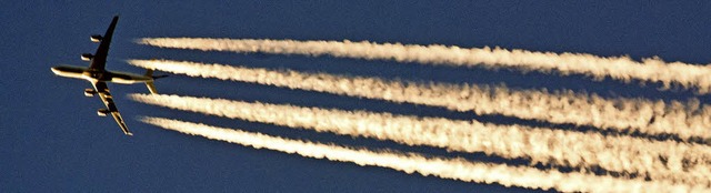Ein Flugzeug hinterlsst Kondensstreifen am Himmel.   | Foto: dpa
