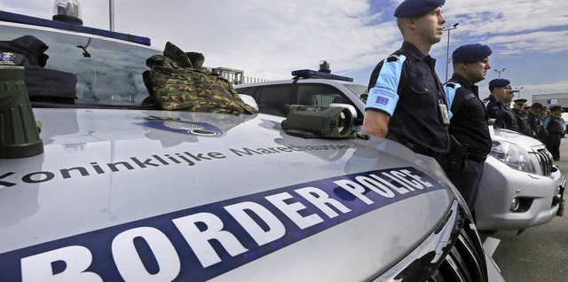Polizisten der europischen Grenz- und...ieren sich am Donnerstag in Bulgarien.  | Foto: dpa